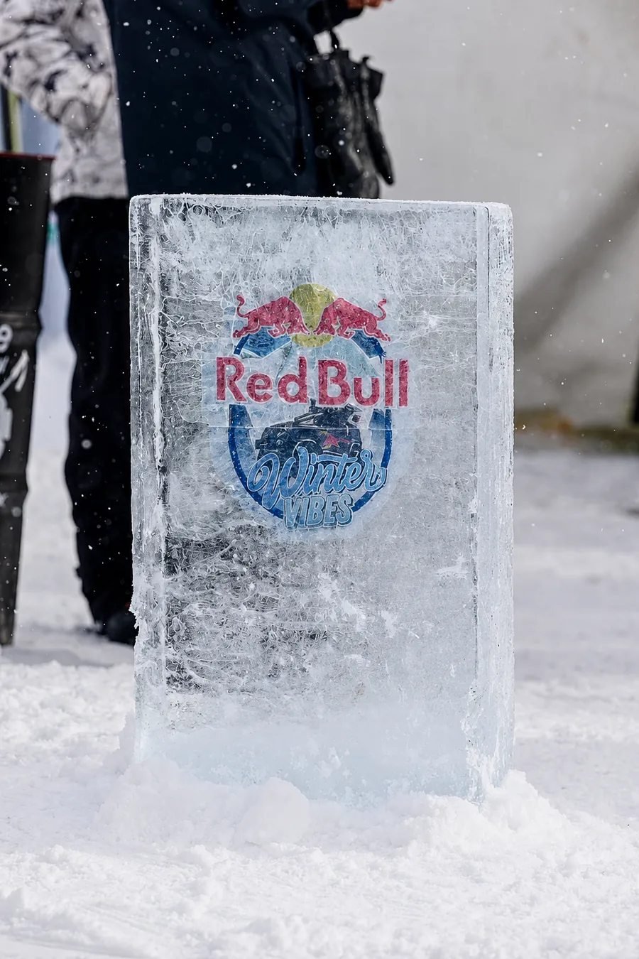 Red Bull-ის ქილები ჩაყინული გამჭვირვალე ყინულის ბლოკში